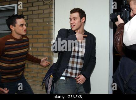 Gli ultimi due Pop idols Gareth Gates (a sinistra) e Will Young arrivano ai Fountain Studios di Londra venerdì 8 febbraio 2002 per provare in vista della finale live ITV1 Pop Idol. Foto Stock
