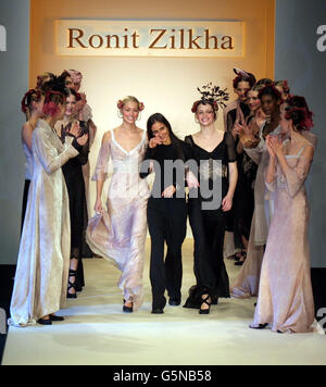 Il designer Ronit Zilkha (al centro) sulla passerella dopo la sua mostra, durante la London Fashion Week presso la sede West Lawn Tent nei terreni del Natural Hostory Museum. Foto Stock