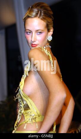 Modelli Lady Victoria Hervey durante la nuova collezione stagionale di Julia Clancey per Willie Mays al Sanderson Hotel di Londra. Foto Stock