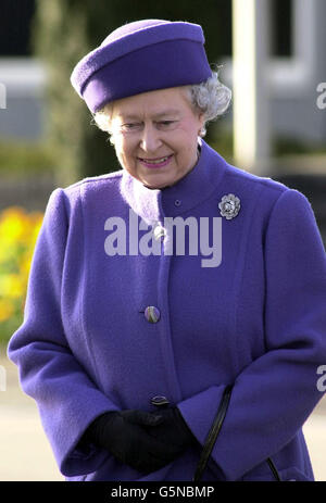 La Regina Elisabetta II lascia l'aeroporto di Heathrow per una visita ufficiale in Giamaica, a sole 72 ore dal funerale della sorella Principessa Margaret. La visita di tre giorni a Kingston e Montego Bay sarà seguita da tour reali della Nuova Zelanda e dell'Australia. Foto Stock