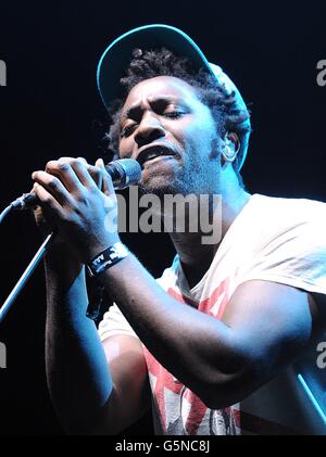 Kele Okereke di Bloc Party al Winter Wonderland di XFM all'O2 Apollo Manchester. Foto Stock