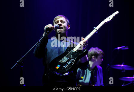 Jonathan Higgs of Everything Everything si esibisce al Winter Wonderland di XFM all'O2 Apollo di Manchester. PREMERE ASSOCIAZIONE foto. Data immagine: Martedì 4 dicembre 2012. Il credito fotografico dovrebbe essere: Martin Rickett/PA Wire Foto Stock