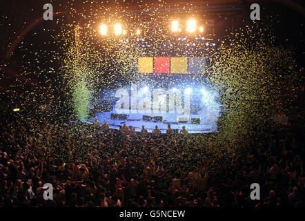 I confetti entrano nella folla mentre Bloc Party lascia il palco dopo il Winter Wonderland di XFM all'O2 Apollo di Manchester. PREMERE ASSOCIAZIONE foto. Data immagine: Martedì 4 dicembre 2012. Il credito fotografico dovrebbe essere: Martin Rickett/PA Wire Foto Stock