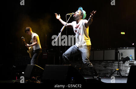 Kele Okereke di Bloc Party si esibisce al Winter Wonderland di XFM all'O2 Apollo di Manchester. PREMERE ASSOCIAZIONE foto. Data immagine: Martedì 4 dicembre 2012. Il credito fotografico dovrebbe essere: Martin Rickett/PA Wire Foto Stock