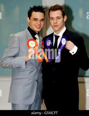 Gli ultimi due concorrenti Pop Idol, Gareth Gates (a sinistra) e Will Young in una fotocellula a Stephen Street London dopo il voto di Darius Danesh. Foto Stock