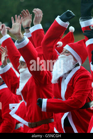 Santas si è scaldato in preparazione alla Grande Santa Run di Edimburgo che si terrà presso lo stadio Meadowbank di Edimburgo il 9 dicembre. Foto Stock