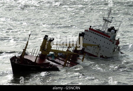 La petroliera Kodima, che trasportava legno, è bloccata al largo di Whitsand Bay, Cornovaglia, portando 450 tonnellate di olio combustibile, 55 tonnellate di gasolio marino e dieci tonnellate di olio lubrificante. * ... Il Kodima, che ha 16 forti equipaggi, è stato sollevato in sicurezza da un elicottero Royal Navy perso i suoi motori in onde montane a 16 miglia al largo della costa del Devon, ma non si pensa che sia in pericolo imediato di rottura. Un team di recupero la salirà alle 14:00 per valutare la situazione, ha detto l'Agenzia marittima e costiera. Foto Stock