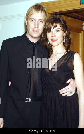 L'attore Rhys Ifans e il suo partner Jessica Morris durante la serata Standard Film Awards 2002 al Savoy di Londra. I premi annuali riconoscono i risultati ottenuti nel cinema locale negli ultimi 12 mesi e sono stati ospitati quest'anno dal comico Jack Dee. * ... La cerimonia sarà proiettata su Carlton Television. Foto Stock