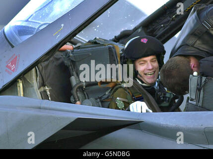 La star del cinema Ewan McGregor si prepara a prendere il cielo sulla Scozia in un jet RAF Tornado. Volava da RAF Lossiemouth a Moray, Scozia, con suo fratello il tenente di volo Colin McGregor ai comandi. * il volo di un'ora segna il lancio del XV Squadron`s drive per raccogliere fondi per la loro beneficenza scelta e doveva includere un volo-passato all'ospizio per bambini, Rachel House, a Kinross, Perthshire. Foto Stock