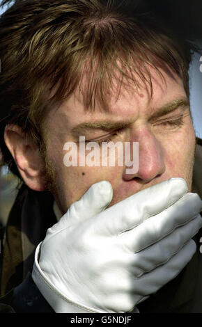 La star del cinema Ewan McGregor tiene la mano in faccia mentre torna a RAF Lossiemouth a Moray, dopo aver preso il cielo sulla Scozia in un jet RAF Tornado, pilotato dal fratello, il tenente di volo Colin McGregor. * il volo di un'ora segnò il lancio della spinta di XV Squadron per raccogliere fondi per la loro beneficenza scelta e doveva includere un sorvolo all'ospizio per bambini, Rachel House, a Kinross, Perthshire. Foto Stock