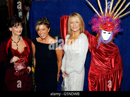 Cherie Booth, moglie del primo ministro britannico Tony Blair, (a sinistra) attrice Tina Hobley, (seconda a sinistra) presentatrice televisiva Gaby Roslin e un rivelatore mascherato partecipano alla White Masquerade Ball, presso l'Hilton Hotel di Londra in aiuto della Sargent Cancer Care for Children. Foto Stock