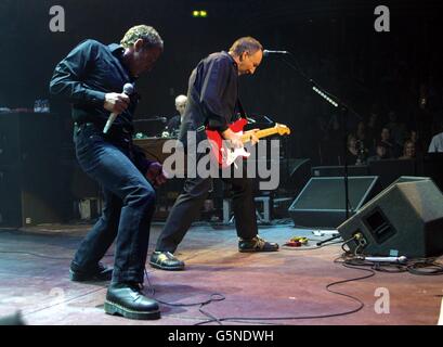 Roger Daltrey, cantante dei veterani rock band The Who e chitarrista Pete Townshend si esibiscono sul palco della Royal Albert Hall di Londra durante un concerto di raccolta fondi in aiuto del Teenage Cancer Trust. Foto Stock