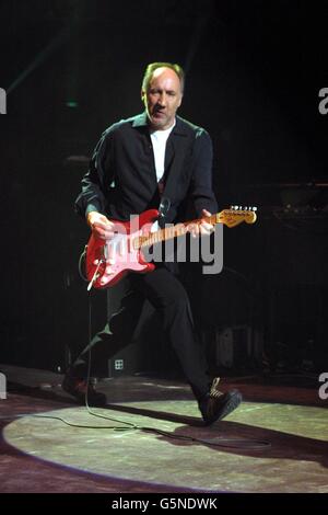 Pete Townshend, chitarrista del gruppo rock veterano The Who, si esibisce sul palco della Royal Albert Hall di Londra durante un concerto di raccolta fondi in aiuto del Teenage Cancer Trust. Foto Stock