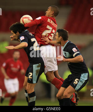 Calcio - Npower Football League Championship - Nottingham Forest / Burnley - City Ground. Dexter Blackstock di Nottingham Forest e Brian Stock di Burnley e Jason Shacknell lottano per la palla Foto Stock