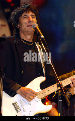 Rolling Stone Ronnie Wood si esibisce sul palco durante il Grand Prix Party 2002 presso la Royal Albert Hall di Londra. Il partito è il raiser del sipario alla stagione di Formula 1 che riunisce le stelle in aiuto della fondazione Brain & spine. Foto Stock