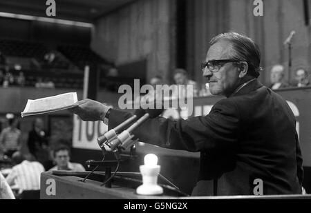 Sid Weighell, segretario generale dell'Unione nazionale dei Ferrovie dal 1975, intervenendo durante il dibattito sulla libera contrattazione collettiva nella sessione del Congresso sindacale di Brighton. * nacque a Northallerton, Yorks, nel 1922, figlio di un railwayman e iniziò a lavorare per la LNER quando aveva 16 anni. Foto Stock