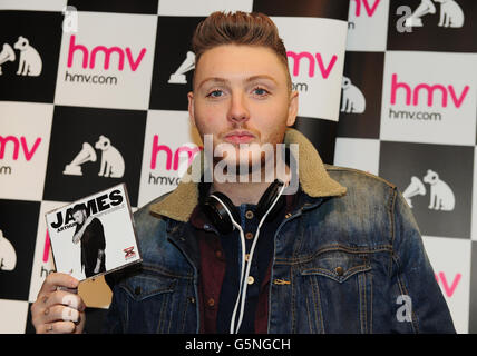 Il vincitore di X Factor James Arthur arriva a firmare copie del suo nuovo singolo Impossible in HMV al Cleveland Center, Middlesbrough. Foto Stock