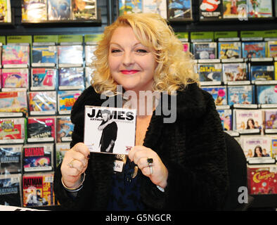 Shirley Ashworth, la madre del vincitore di X Factor James Arthur, lo aspetta per firmare autografi in HMV al Cleveland Center di Middlesbrough. Foto Stock