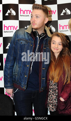 Il vincitore di X Factor James Arthur con la sorella neve prima di firmare autografi in HMV al Cleveland Center, Middlesbrough. Foto Stock