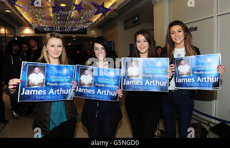 I fan (l-r) Megan Fellows, Louise Myers, Sophie Fryett e Abbie Blackburn aspettano di incontrare il vincitore di X Factor James Arthur in HMV al Cleveland Center di Middlesbrough. Foto Stock