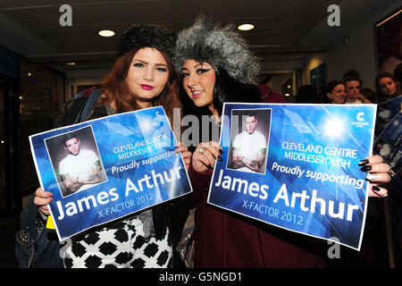 I fan di Chloe Stockdale e Cherise Conroy aspettano di incontrare il vincitore di X Factor James Arthur a HMV al Cleveland Center, Middlesbrough. Foto Stock