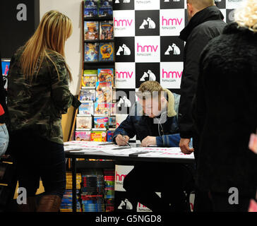 James Arthur firma il nuovo singolo. Il vincitore del fattore X James Arthur firma un autografo per un ventilatore in HMV al Cleveland Center, Middlesbrough. Foto Stock