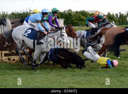 Battle Group e Tom Bellamy prendono un'autunno nel seguito a BetVictor Racing su Twitter Chase durante il Christmas National Hunt Meeting BETVICTOR.COM all'ippodromo di Doncaster. Foto Stock