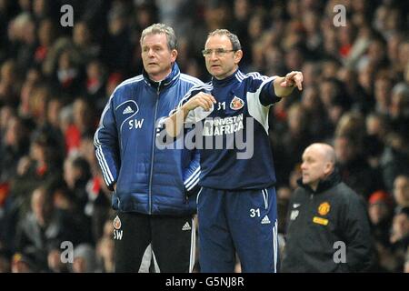 Martin o'Neill, manager Sunderland (a destra) e il primo team coach Steve Walford sulla linea di contatto Foto Stock