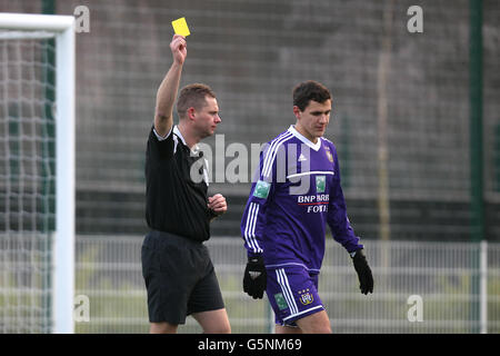 Calcio - NextGen Series - Gruppo uno - Tottenham Hotspur v Anderlecht - Hotspur Way. L'arbitro Rob Whitton prenota Sebastian De Wilde di Anderlecht (a destra) Foto Stock