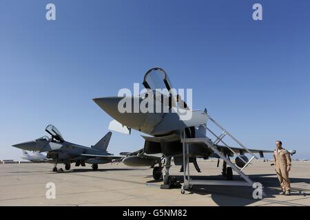 Il primo ministro David Cameron guarda all'abitacolo di un jet da combattimento Typhoon durante una visita a Muscat, Oman. Foto Stock