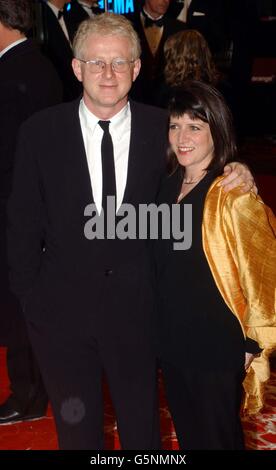 Lo scrittore Richard Curtis e sua moglie Emma Freud arrivano per gli Orange British Academy Film Awards al cinema Odeon di Leicester Square a Londra. Foto Stock