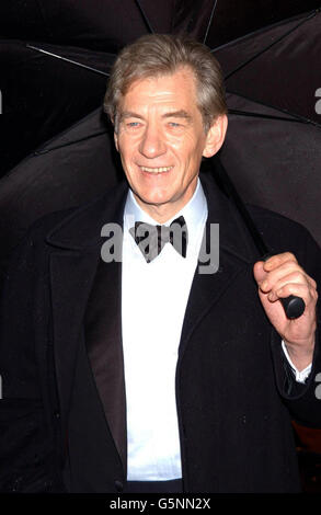 Sir Ian McKellen arriva in occasione degli Orange British Academy Film Awards al cinema Odeon di Leicester Square a Londra. Foto Stock