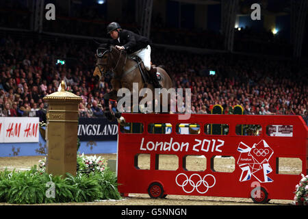 Great Britain's Nick Skelton riding Big Star nella tappa della Coppa del mondo FEI Rolex durante il sesto giorno del London International Horse Show al London Olympia, Londra. Foto Stock