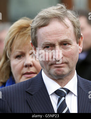 Taoiseach Enda Kenny e sua moglie Fionnuala partecipano ai funerali del ministro junior Shane McEntee alla sua chiesa locale a Nobber, Co Meath. Foto Stock