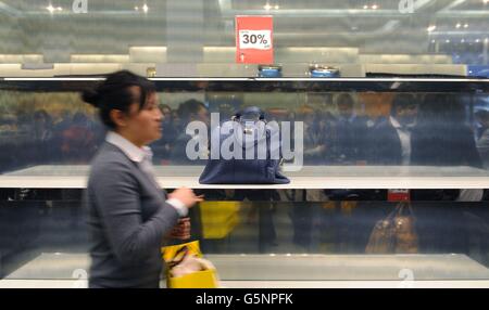 Un'ultima borsa rimasta su uno scaffale nel grande magazzino Selfridges di Oxford Street a Londra dove hanno preso &Acirc;&Pound;1.5 milioni nella prima ora di negoziazione questa mattina. Foto Stock