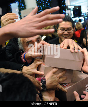 Gli acquirenti cercano profumi nei grandi magazzini Selfridges di Oxford Street a Londra, dove hanno preso &Acirc;&Pound; 1.5 milioni nella prima ora di commercio di questa mattina. Foto Stock