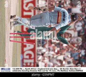 13-JAN-96, Sudafrica contro Inghilterra 3° giorno. SA Bowler Allan Donald celebra il bowling Graeme Hick out per 14 corse Foto Stock