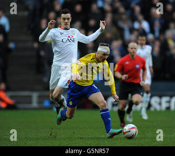 Milton Keynes Dons' Shaun Williams e Coventry City's Gary McSheffrey durante la partita della Npower Football League 1 allo stadio: MK, Milton Keynes. Foto Stock