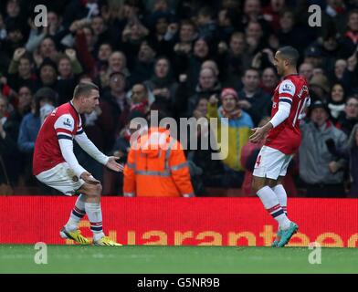 Calcio - Barclays Premier League - Arsenal / Newcastle United - Emirates Stadium. Theo Walcott (a destra) dell'Arsenal festeggia con il suo compagno di squadra Lukas Podolski (a sinistra) dopo aver segnato il traguardo di apertura della sua squadra Foto Stock