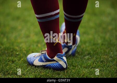 Calcio - Barclays Premier League - Reading v West Ham United - Stadio Madjeski. Immagine dettagliata del logo West Ham United sui calzini dei giocatori Foto Stock