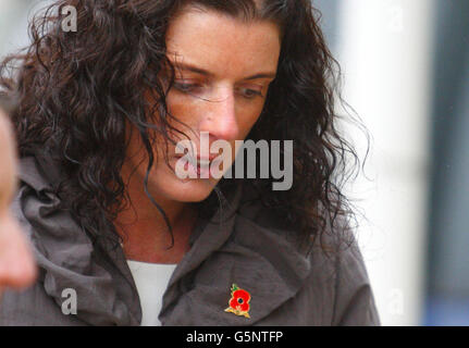 Gillian Molyneux arriva al Civic Center di Southampton per ascoltare l'apertura dell'injetit nella morte del marito, il comandante tenente Ian Molyneux, morto a bordo del sottomarino Royal Navy, HMS astute, durante una visita alla città nell'aprile 2011. PREMERE ASSOCIAZIONE foto. Data foto: Mercoledì 2 gennaio 2013. LT CDR Molyneux, di Wigan, è stato ucciso mentre tentava di disarmare un marinaio con un fucile d'assalto nella sala di controllo della nave. Il credito fotografico deve essere: Chris ison/PA Wire Foto Stock