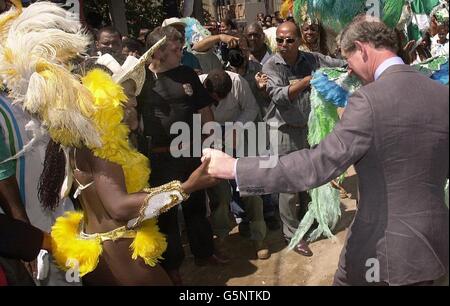 Il Principe del Galles si unisce ai ballerini di samba alla Casa da Cultura, un centro gestito dalla beneficenza ActionAid nella baraccopoli di Baixada Fluminense alla periferia di Rio de Janiero, Brasile, il secondo giorno del suo tour in Brasile e Messico. Foto Stock