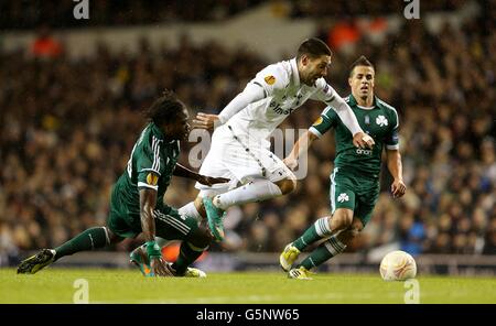 Clint Dempsey (al centro) di Tottenham Hotspur ottiene il meglio di Ibrahim Sissoko (a sinistra) di Panathinaikos mentre lottano per la palla Foto Stock