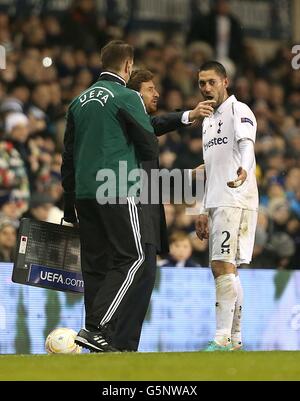 Andre Villas-Boas, manager di Tottenham Hotspur, parla con Clint Dempsey (a destra) sulla linea di contatto dopo averlo sostituito Foto Stock