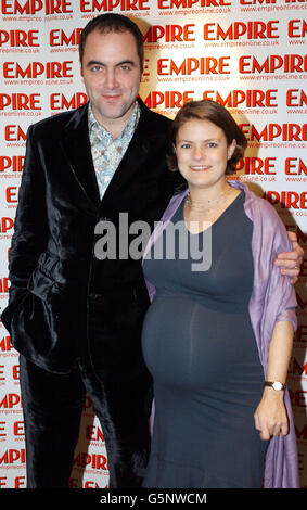 L'attore James Nesbitt e sua moglie all'Empire Film Awards al Dorchester Hotel di Londra. 9/3/02: Nesbitt, 37 anni, e sua moglie Sonia, che ha annunciato di aver dato alla luce una ragazza sana. Sonia, 36 anni, partorì la ragazza, chiamata Mary Penelope. * nella casa della coppia nel sud di Londra. Mary è il secondo bambino della coppia dopo Peggy che ha quattro anni. Foto Stock