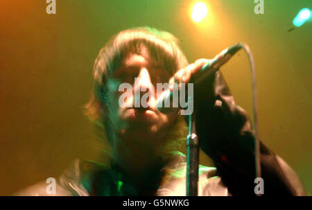 Liam Gallagher, frontman dell'Oasis, si esibisce sul palco della Royal Albert Hall di Londra durante un concerto di raccolta fondi in aiuto del Teenage Cancer Trust. Foto Stock