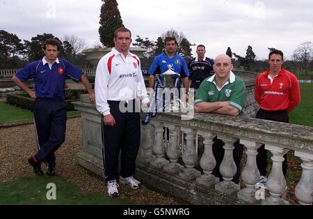 Da sinistra a destra: Fabien Galthie (Francia), Phil Vickery (Inghilterra) Alessando Mosardi (Italia), Andy Nicol (Scozia), Keith Wood (Irlanda) e Mark Taylor (Galles) con il trofeo Lloyds TSB Six Nations allo Stoke Park Club. Foto Stock