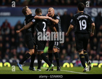 I giocatori di Liverpool mob aprente goalscorer Glen Johnson Foto Stock