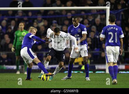 Calcio - Barclays Premier League - Everton v Tottenham Hotspur - Goodison Park. La Clint Dempsey di Tottenham Hotspur (al centro) e la Steven Naismith di Everton (a sinistra) lottano per la palla Foto Stock