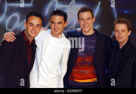 Pop Idol presentatori Anthony McPartlin (a sinistra) e Declan Donnelly (a destra) con il Vincitore Will Young (2° a destra) da Hungerford, Berkshire, e secondo classificato Gareth Gates, da Bradford presso i Fountain Studios di Londra, dopo che Will è stato votato Pop Idol della Gran Bretagna. Foto Stock